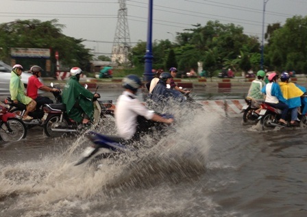 Vị trí ngập sâu khoảng nửa mét khiến nhiều phương tiện bị chết máy phải dẫn bộ