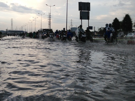 Vị trí ngập sâu khoảng nửa mét khiến nhiều phương tiện bị chết máy phải dẫn bộ