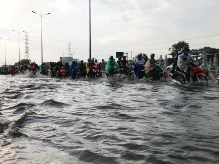 Phương tiện phải chạy sát mép đường ô tô để tránh chổ trũng ngập sâu