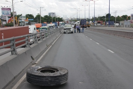 Một chiếc lốp xe nằm lăn lóc tại hiện trường