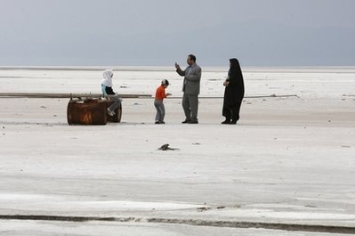 Hồ lớn nhất Iran đang biến thành…muối - 6 Hồ lớn nhất Iran đang biến thành…muối - 6