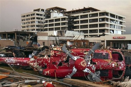 Lốc xoáy tàn phá thành phố của Mỹ, 89 người chết - 5 Lốc xoáy tàn phá thành phố của Mỹ, 89 người chết - 5