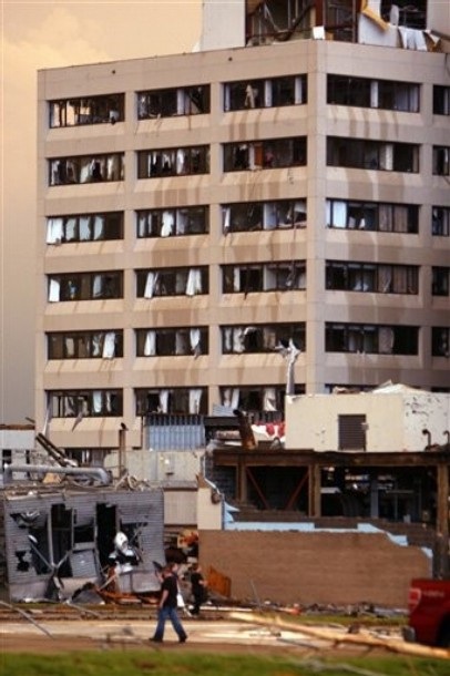 Lốc xoáy tàn phá thành phố của Mỹ, 89 người chết - 6 Lốc xoáy tàn phá thành phố của Mỹ, 89 người chết - 6