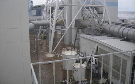 Tiết lộ ảnh mới sóng thần "nhấn chìm" nhà máy hạt nhân Nhật - 13