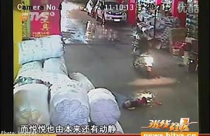 Người qua đường nói gì về vụ em bé gặp nạn bị bỏ mặc? - 1 Người qua đường nói gì về vụ em bé gặp nạn bị bỏ mặc? - 1