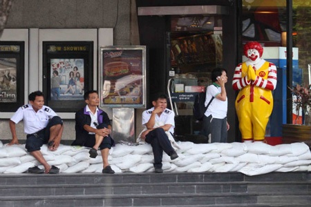 Nhịp sống Bangkok trong khủng hoảng lụt lội  - 1
