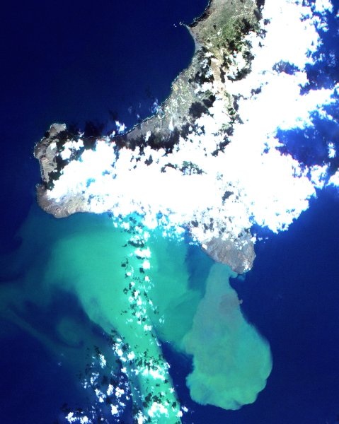 Núi lửa dưới lòng biển phun dung nham tạo thành đảo mới  - 11