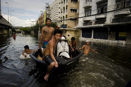 Những hình ảnh ấn tượng về lụt lội Bangkok - 11