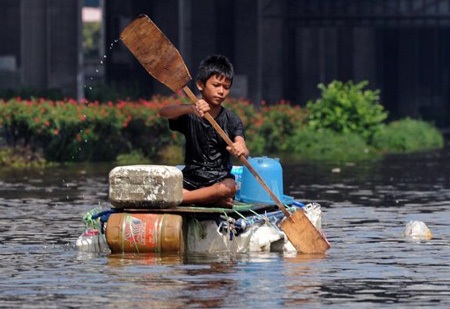 Những hình ảnh ấn tượng về lụt lội Bangkok - 15