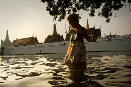 Những hình ảnh ấn tượng về lụt lội Bangkok - 16