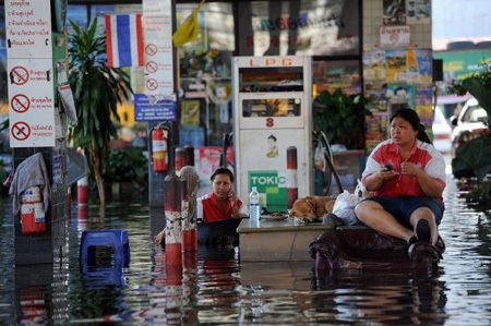 Những hình ảnh ấn tượng về lụt lội Bangkok - 18