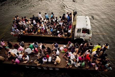 Những hình ảnh ấn tượng về lụt lội Bangkok - 1