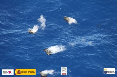 Núi lửa dưới lòng biển phun dung nham tạo thành đảo mới  - 2