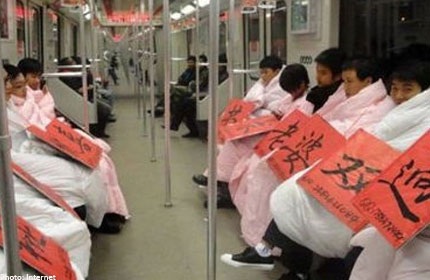 Trung Quốc: Đàn ông độc thân quấn chăn, treo biển tuyệt vọng tìm vợ - 1