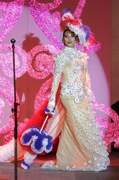 “Cô gái” Thái Lan đăng quang Nữ hoàng chuyển giới 2011 - 18