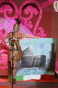 “Cô gái” Thái Lan đăng quang Nữ hoàng chuyển giới 2011 - 19