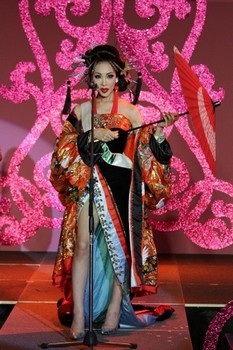 “Cô gái” Thái Lan đăng quang Nữ hoàng chuyển giới 2011 - 22