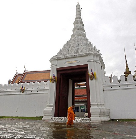 Bangkok: Sông dâng cao kỷ lục, nước tràn vào Cung điện - 1 Bangkok: Sông dâng cao kỷ lục, nước tràn vào Cung điện - 1