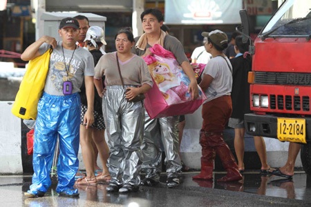 Thời trang “giày” thời lụt lội ở Bangkok - 3 Thời trang “giày” thời lụt lội ở Bangkok - 3