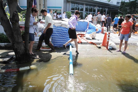 Nhịp sống Bangkok trong khủng hoảng lụt lội  - 3