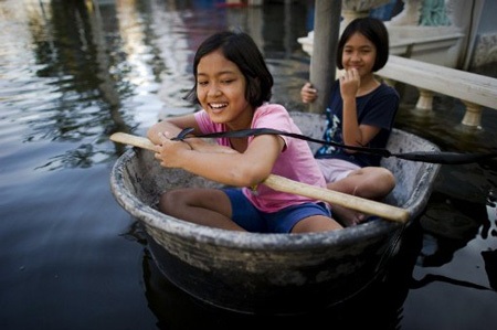 Những hình ảnh ấn tượng về lụt lội Bangkok - 3