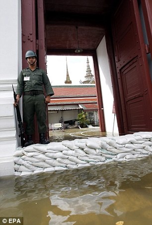 Bangkok: Sông dâng cao kỷ lục, nước tràn vào Cung điện - 3 Bangkok: Sông dâng cao kỷ lục, nước tràn vào Cung điện - 3