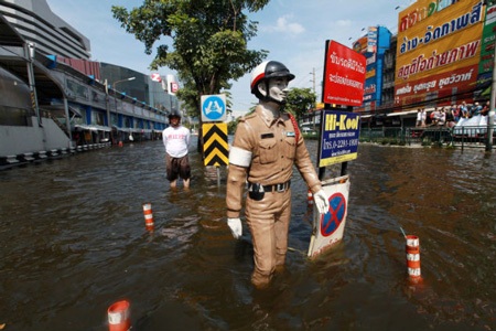 Nhịp sống Bangkok trong khủng hoảng lụt lội  - 5