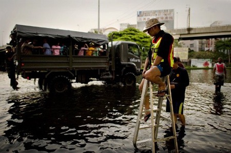 Những hình ảnh ấn tượng về lụt lội Bangkok - 4