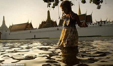 Bangkok: Sông dâng cao kỷ lục, nước tràn vào Cung điện - 5 Bangkok: Sông dâng cao kỷ lục, nước tràn vào Cung điện - 5
