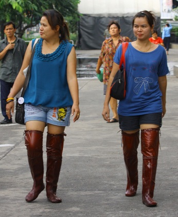 Thời trang “giày” thời lụt lội ở Bangkok - 5 Thời trang “giày” thời lụt lội ở Bangkok - 5