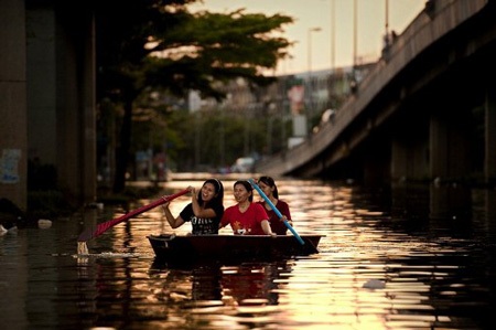 Những hình ảnh ấn tượng về lụt lội Bangkok - 5