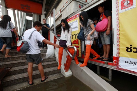 Nhịp sống Bangkok trong khủng hoảng lụt lội  - 6