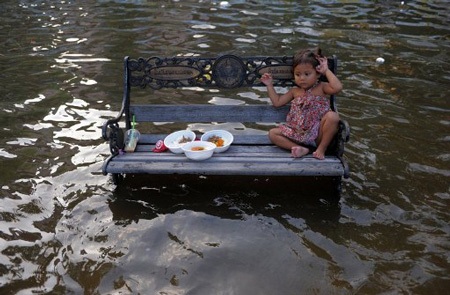 Những hình ảnh ấn tượng về lụt lội Bangkok - 6