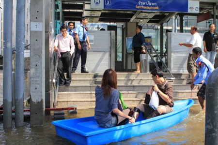 Nhịp sống Bangkok trong khủng hoảng lụt lội  - 7