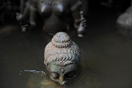 Những hình ảnh ấn tượng về lụt lội Bangkok - 9