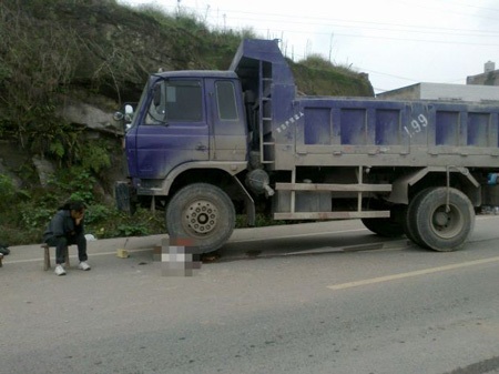 Trung Quốc: Lại thêm một vụ em nhỏ bị xe cán gây phẫn nộ - 1