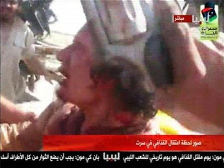 Ảnh ông Gadhafi sau khi bị bắt - 5