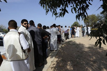 Dân Libya xếp hàng xem xác ông Gadhafi tại nhà lạnh - 2 Dân Libya xếp hàng xem xác ông Gadhafi tại nhà lạnh - 2