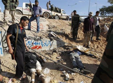 Ảnh ông Gadhafi sau khi bị bắt - 2