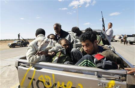 Ảnh ông Gadhafi sau khi bị bắt - 12