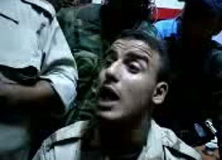 Chiến binh trẻ Libya tuyên bố đã bắt và bắn chết ông Gadhafi - 1