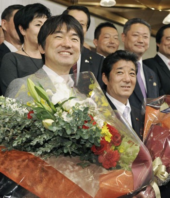 “Con trai găng-xtơ” đắc cử chức thị trưởng ở Nhật - 1