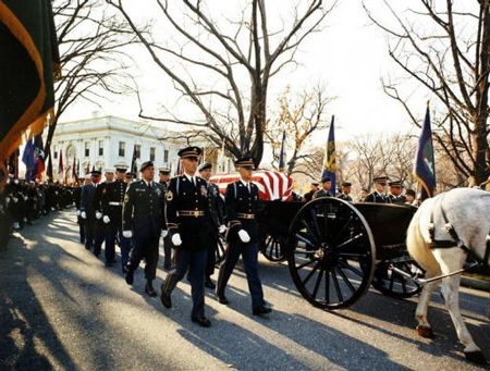 Nhìn lại ngày Tổng thống Mỹ Kennedy bị ám sát 48 năm trước - 14 Nhìn lại ngày Tổng thống Mỹ Kennedy bị ám sát 48 năm trước - 14