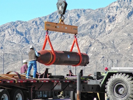 Không lực Mỹ nhận siêu bom 14 tấn, phủ nhận nhắm bắn Iran - 2 Không lực Mỹ nhận siêu bom 14 tấn, phủ nhận nhắm bắn Iran - 2