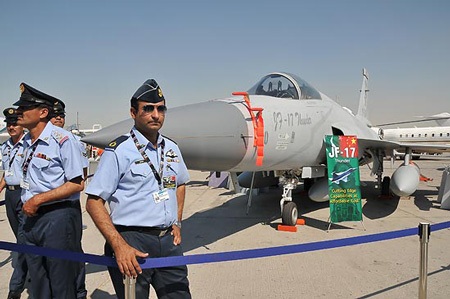 Chiến đấu cơ  “Sấm sét” Trung Quốc lần đầu ra mắt - 2