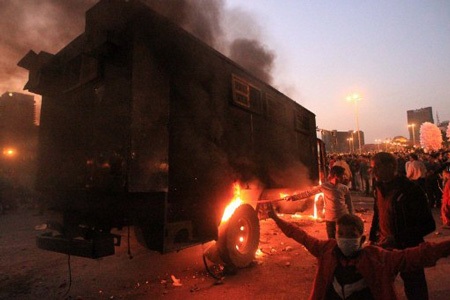 Đụng độ rung chuyển Cairo, 2 người chết, 600 người bị thương - 1