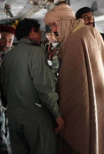 Hé lộ hình ảnh Gadhafi "con" sau khi bị bắt - 4 Hé lộ hình ảnh Gadhafi "con" sau khi bị bắt - 4