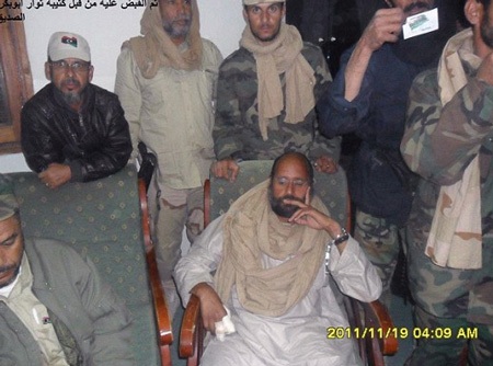 Hé lộ hình ảnh Gadhafi "con" sau khi bị bắt - 8 Hé lộ hình ảnh Gadhafi "con" sau khi bị bắt - 8