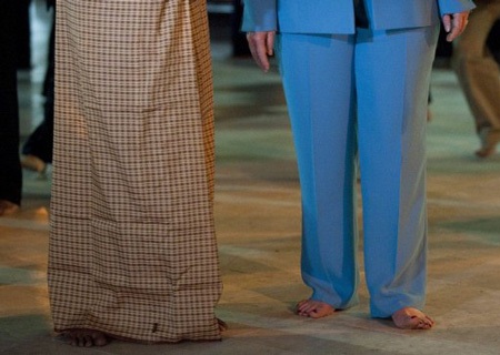 Ngoại trưởng Mỹ Hillary Clinton chân trần ở Myanmar - 1 Ngoại trưởng Mỹ Hillary Clinton chân trần ở Myanmar - 1