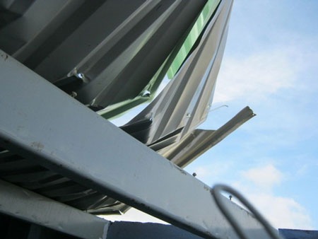 Lốc dữ "xé nát" xóm nhà, chia cắt hàng trăm hộ dân  - 1